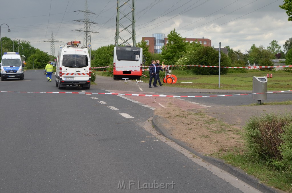 Schwerer Bus Unfall Koeln Porz Gremberghoven Neuenhofstr P310.JPG - Miklos Laubert